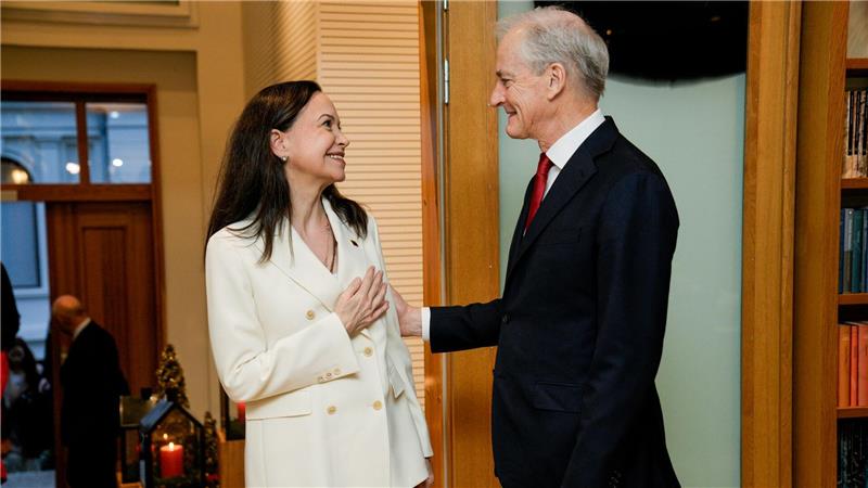 Herzlicher Empfang für die Friedensnobelpreisträgerin 2025: Ministerpräsident Jonas Gahr Store trifft sich mit Maria Corina Machado zu einem Gespräch in den repräsentativen Einrichtungen der Regierung in Oslo.