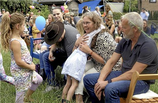 Herzliches Lebwohl von Kindern, Kolleginnen und Eltern: Corinna Schlüter-Dech wird von ihrer eigenen Abschiedsparty überrascht. Foto: Kirchenkreis