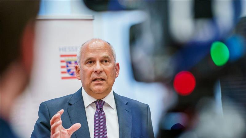Gewalt bei Festnahmen - Ermittlungen gegen Polizisten Hessens Innenminister Roman Poseck (CDU) behält die weiteren Ermittlungen gegen 17 Frankfurter Polizisten im Blick.