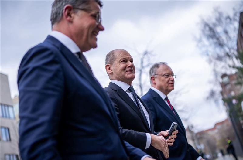 Länder wollen Klarheit über Asylverfahren in Drittstaaten Hessens Ministerpräsident Boris Rhein (CDU, l-r), Bundeskanzler Olaf Scholz (SPD) und Niedersachsens Ministerpräsident Stephan Weil gehen zur Sitzung der Ministerpräsidentenkonferenz (MPK) in Berlin.