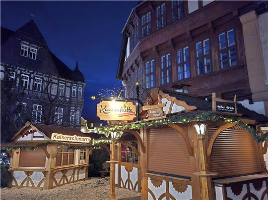 Heute beginnt der Weihnachtsmarkt in Goslar, die Buden sind schon geschmückt.