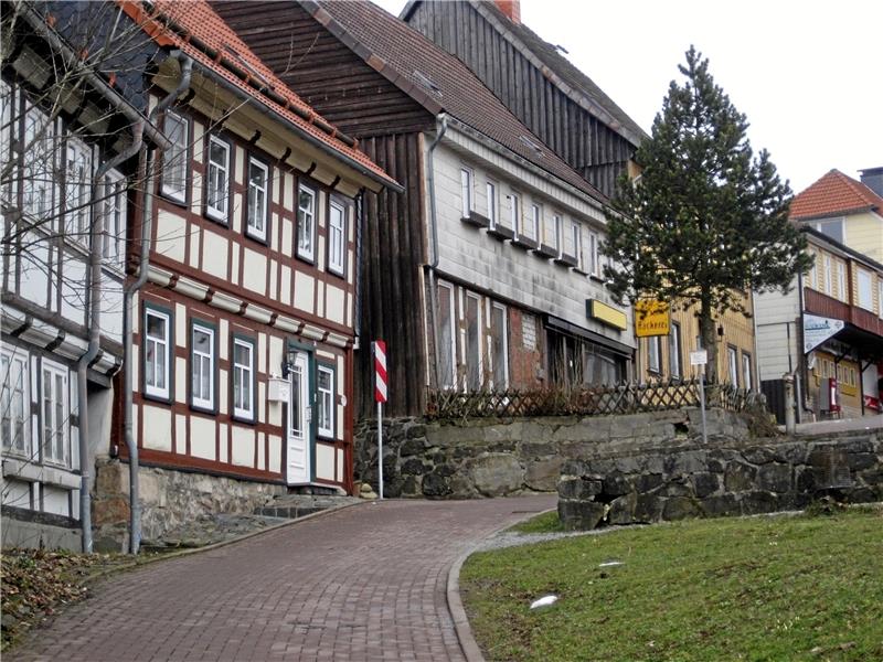 Heute liegt kein Schnee im März an der gleichen Stelle „Im Loche“ an der Langen Straße in Hohegeiß. Foto: Schwarz