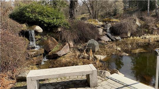 Heute präsentiert sich der kleine Wasserfall im Kurpark anders als vor 40 Jahren. Mittlerweile ist ein Wassertretbecken in dem kleinen Teich integriert, und es stehen Bänke und eine Terrasse am Ufer.