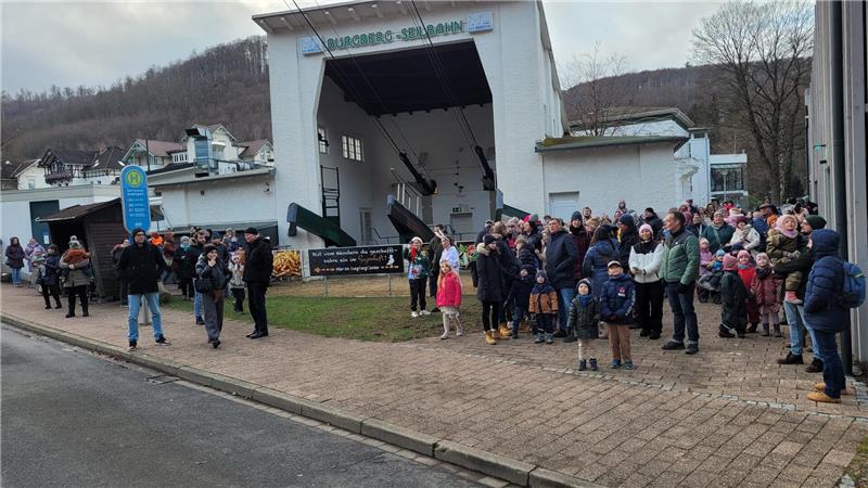 Er hat es wieder getan: Nikolaus-Flyby am Bad Harzburger Burgberg Heute sind es zwar lange nicht mehr so viele Kinder und Erwachsene wie früher, die an der Talstation auf den Nikolaus warten, doch die Tradition lebt und ist nach wie vor beliebt.