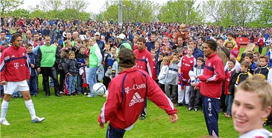 Heute unvorstellbar: Die Profis des FC Bayern München, links Claudio Pizzarro, rechts Paolo Guerrero, machen sich in der Halbzeitpause inmitten der Fans auf dem Rasen des Osterfeldstadions warm. Das Stadion verfügt damals noch nicht über eine überdachte Tribüne. Fotos: GZ-Archiv/Uwe Epping