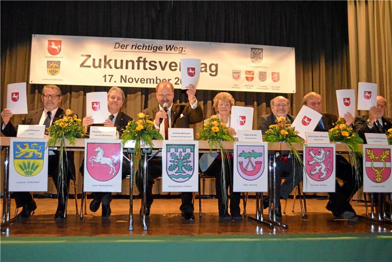 Heute vor zehn Jahren erfolgt die Unterzeichnung des Zukunftsvertrags auf der Bühne des Dorfgemeinschaftshauses. Schon damals sprach Bürgermeister Andreas Memmert von einem der größten Momente für Schladen.  Fotos: GZ-Archiv