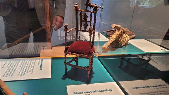 Heutzutage genauso ungewöhnlich wie einzigartig: Dieser Stuhl aus Fichtenreisig aus der Zeit zwischen 1900 und 1925 gehörte einst zu einer ganzen Gruppe von Spielzeugmöbeln.