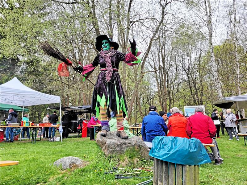Maisingen am Molkenhaus: Widerstände stören Folklore nicht Hexe Tula – dahinter steckt Ines Hohlbein – sorgt für Stimmung.