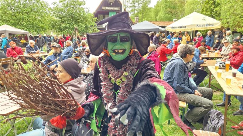 Maisingen: Moderner Tanz trifft auf Harzer Brauchtum Hexe Tula und ihr Besen tanzen durch die Reihen beim Maisingen.