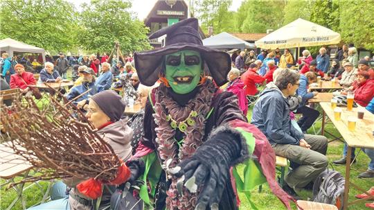 Hexe Tula und ihr Besen tanzen durch die Reihen beim Maisingen.