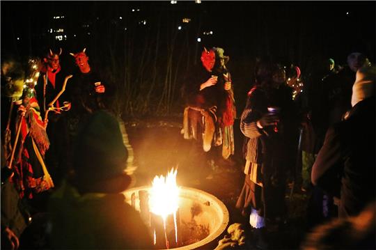 Hexen und Teufel verwandeln die Wanderung am Freitag in ein bleibendes Erlebnis. Fotos: Jung