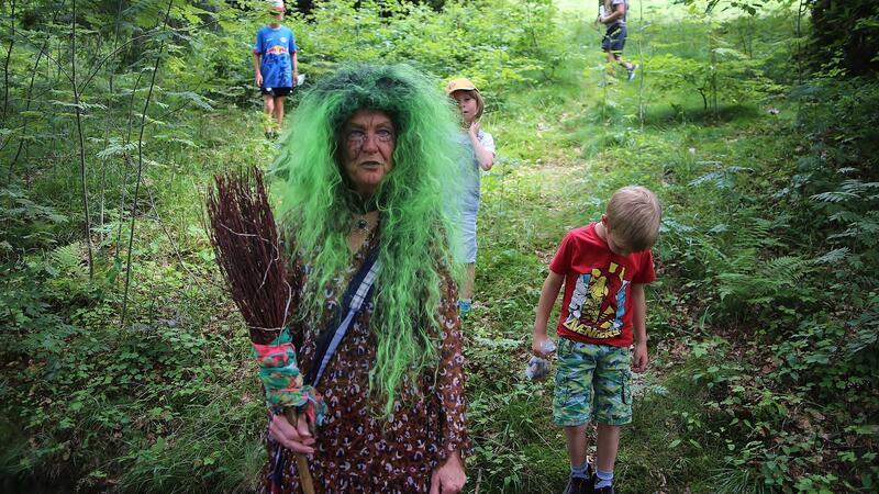 St. Andreasberg: Kinder finden im Kurpark Edelsteine Hexen unterstützten die Kinder bei der Suche nach den Edelsteinen.