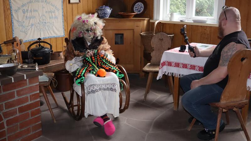 Strickende Hexe im Schaukelstuhl. 