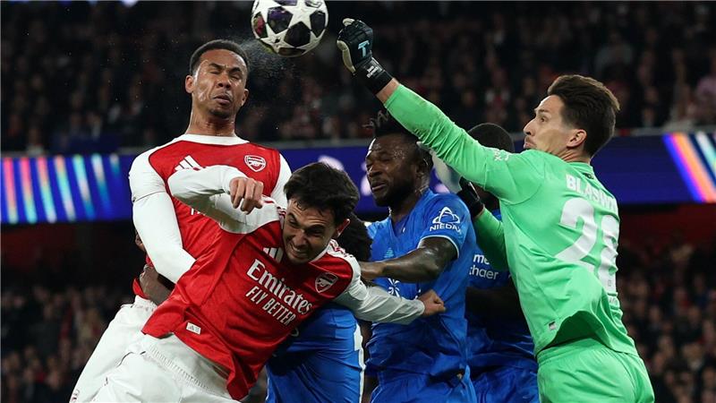 Hielt Bayer lange im Spiel: Torhüter Janis Blaswich (r.)