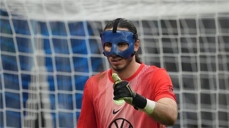 Wolfsburg atmet auf: Niederlagenserie endet beim HSV Hielt einen Foulelfmeter: Wolfsburgs Torwart Kamil Grabara