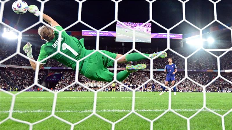 „Krass, unglaublich, mega“: Fußballerinnen feiern Berger Hielt zwei Elfmeter beim Krimi von Basel: Ann-Katrin Berger.