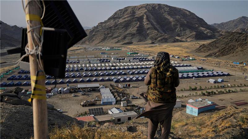 Hier bewacht ein Taliban-Kämpfer in Afghanistan ein Lager mit aus Pakistan zurückgeführten Flüchtlingen. (Archivbild)