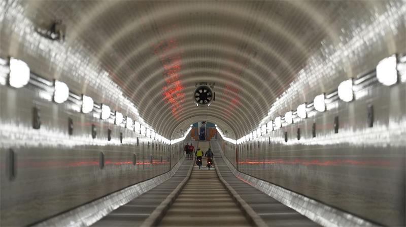 Ratten, Fische, Robben - Vom Fliesenkünstler des Elbtunnels Hier darf geradelt werden. Die zweite Röhre ist meist nur für Fußgänger.