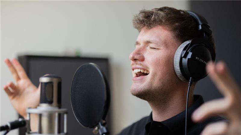 Hier entstehen die Sommer-Hits des Jahres Hier entstehen die Hits: Julian Sommer in seiner Tonkabine.