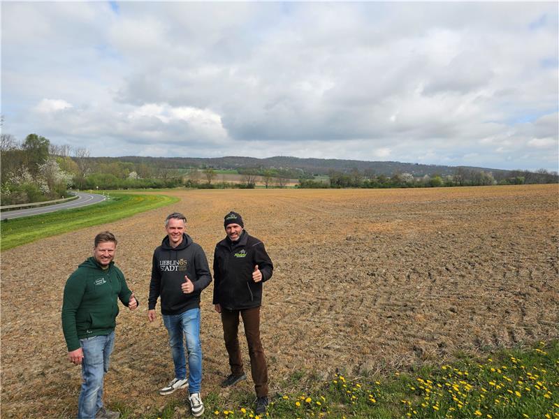 Goslar: Maisfeld-Labyrinth soll Besucher locken Hier entsteht bald ein Maisfeld: Die Unternehmer Konrad Görg, Maik Jankowsky und Martin Töpperwien (v.l.) wollen im Sommer mit ihrem Projekt in Grauhof durchstarten. Foto: Sowa