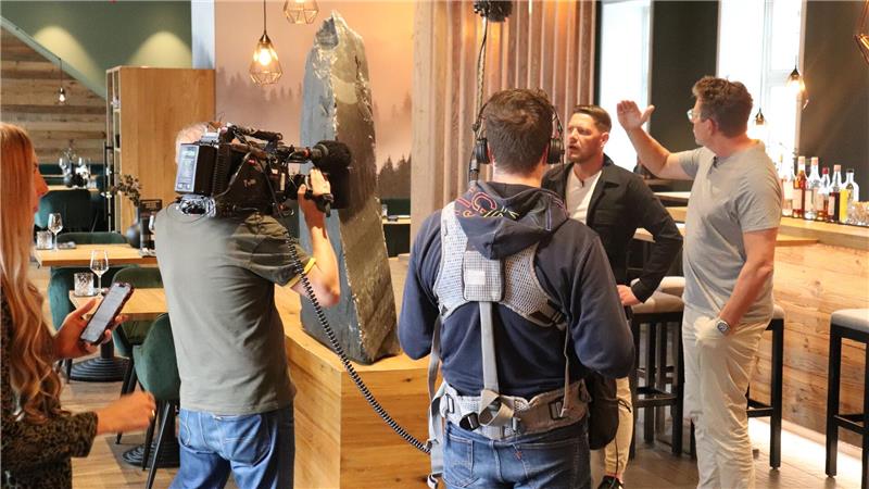 Hier erzählt Alexander Scharf die dramatische Geschichte, als die Decke in seinem Gästebereich herunterkam. Das Schiefergestein, links im Bild, habe Schlimmeres verhindert..