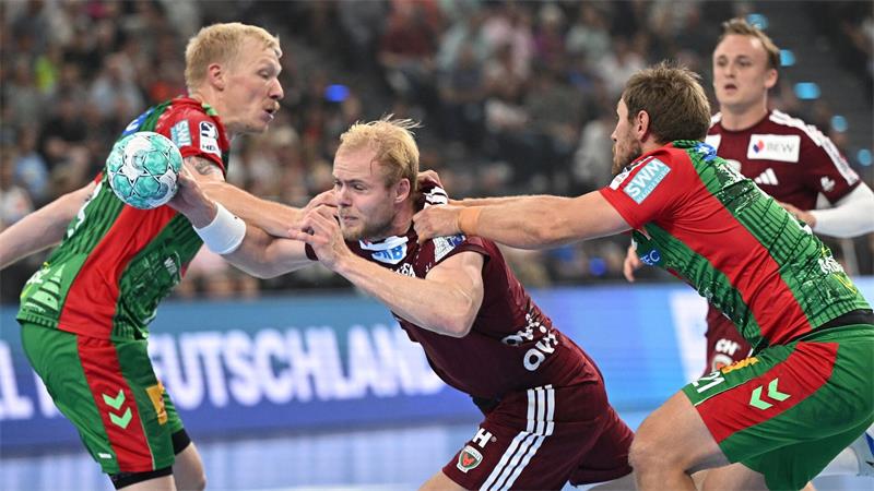 Hier geblieben: Magnus Saugstrup (l) und Albin Lagergren (r) packen energisch zu.