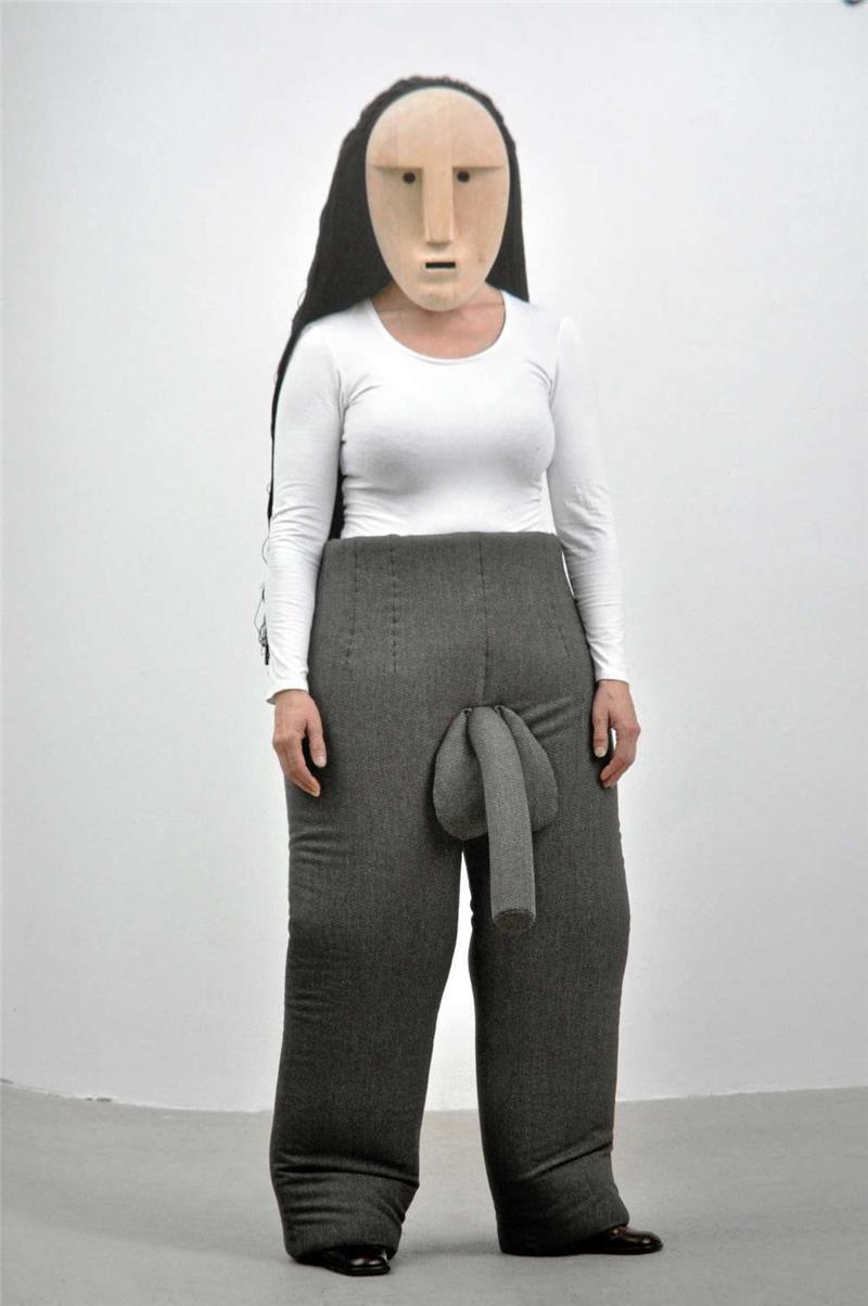 Hier hat die Frau die Hosen an: Mit ihren „Maskenkostümen“ (2001) bezieht sich Siem auf den Umgang mit außereuropäischer Kunst. Foto: Gaul/Repro: Kempfer