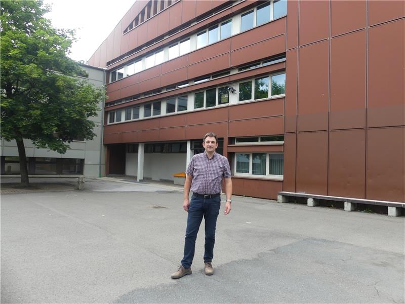 Hier hat er selbst 1990 Abitur gemacht (das kleine Foto stammt aus der Abizeitung), nun wird er ihr Direktor: Gunnar Demuth vor der Robert-Koch-Schule... Fotos: Römhild/Privat