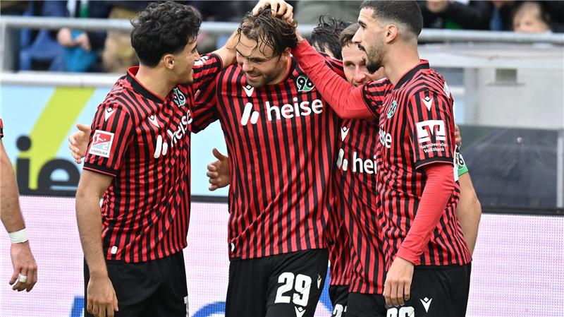 Darmstadt 98 gewinnt Verfolgerduell bei Hannover 96 Hier hatte Hannover 96 noch Hoffnung: Kolja Oudenne (2.v.l) nach seinem Treffer zum 2:1 für 96.