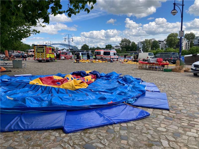 Hüpfburg-Unfall: Polizei ermittelt gegen Betreiber Hier in Magdeburg war eine Hüpfburg in die Elbe geweht worden.