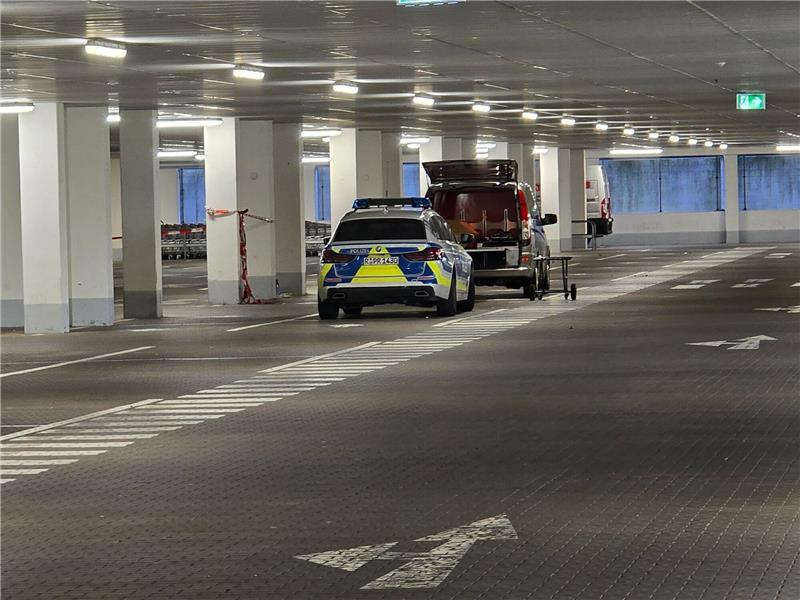 Tote im Kofferraum in Tiefgarage entdeckt Hier in einer Tiefgarage eines Baumarktes in Regensburg wurde die Leiche im Auto gefunden.
