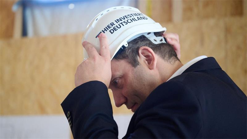 „Hier investiert Deutschland“ ist die Tour des Finanzministers überschrieben. (Archivbild)