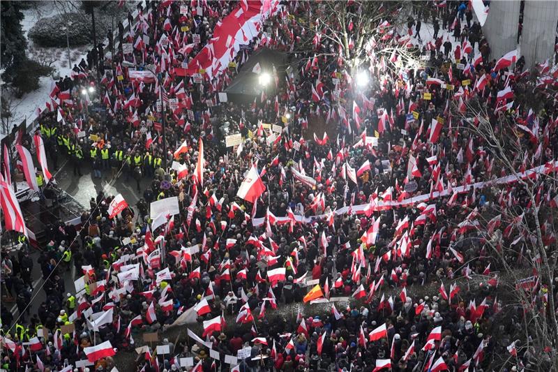 PiS-Anhänger demonstrieren gegen die Tusk-Regierung «Hier ist Polen, kein Tuskoland»: Protestierende in Warschau.