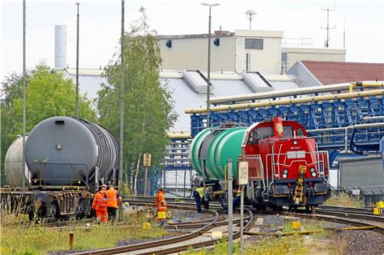 Hier ist guter Rat teuer: Die Wege von Lok und Kesselwagen haben sich getrennt. Bis zum Eintreffen einer zweiten Lok, die einen breiten Wagenheber mitbringt, mit dessen Hilfe der 20 Tonnen schwere Waggon wieder aufs Gleis gehoben werden kann, dauert es einige Stunden. Dann folgt noch die Schadensanalyse. Fotos: Epping