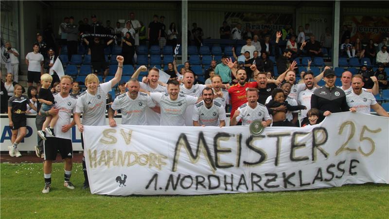 Auswärtsmonster des SV Hahndorf ziehen bis zum Titel durch Hier jubelt der neue Nordharzligist: Der SV Hahndorf sichert sich in beeindruckender Manier den Titel in der Staffel 1 der 1. Fußball-Nordharzklasse.