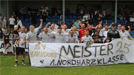 Hier jubelt der neue Nordharzligist: Der SV Hahndorf sichert sich in beeindruckender Manier den Titel in der Staffel 1 der 1. Fußball-Nordharzklasse.