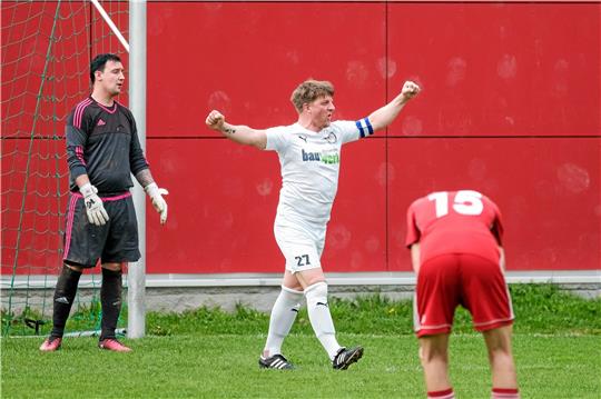 Hier jubelt nur der Gast: André Schrader feiert einen der vier Treffer der SG Bredelem/Astfeld in Liebenburg. VfL-Torwart Kamil Majcherek und Tino Bänsch sind bedient. Foto: Drechsler