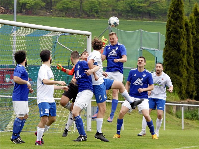 Nur Goslarer SC 08 und VfL Oker können jubeln Hier können Torwart Jonas Fellmann und Tobias Behrens (3. v. rechts) gegen GSC-Angreifer Felix Rühle zwar mit vereinten Kräften klären, insgesamt aber schlägt es sechs Mal im Kasten des FCO ein. Foto: Epping