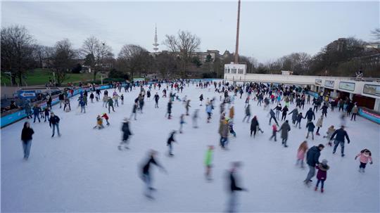 Hier könnte bald Eishockey gespielt werden: Auch die Eisbahn im Hamburger Park „Planten un Blomen“ ist als Ersatz für die stillgelegte Eishalle in Stellingen im Gespräch.
