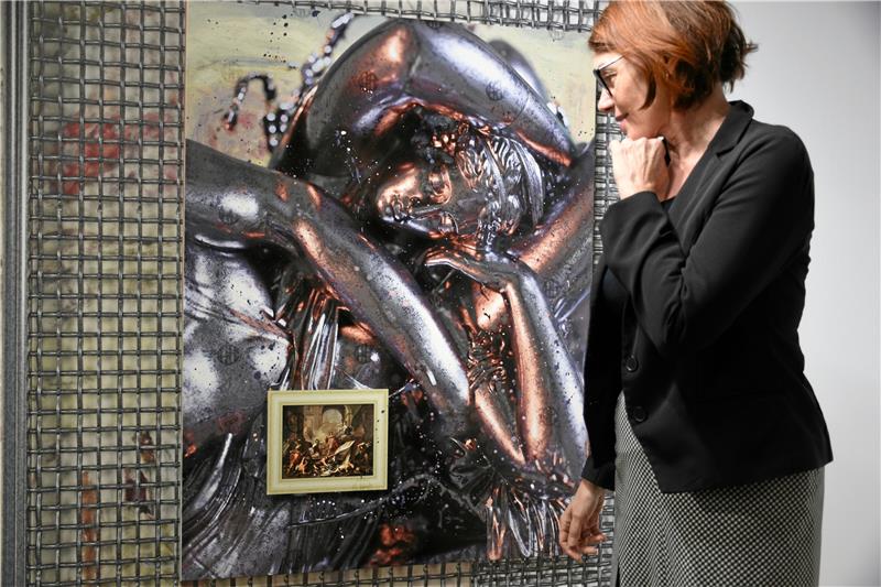 Nach dem Erwachen ist nichts mehr, wie es war Hier kommt einiges zusammen: Der gewollte Depotcharakter der Ausstellung durch die Gitterstruktur, die Verwirrung darüber, ob es sich um eine Skulptur oder ein Gemälde handelt, die Verfremdung der antiken Vorlage durch verführerischen Autolack – Dr. Bettina Ruhrberg ist mit der Wahl der Jury sehr zufrieden.