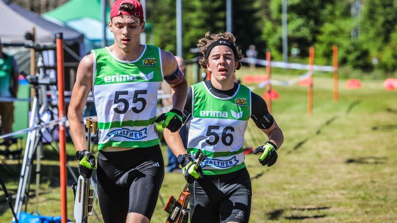 Hier liegt Noah Seidel auf dem Weg zum Schießen noch knapp vor Aaron Jakobs, im Ziel dreht sich sowohl im Massenstart als auch im Sprint die Reihenfolge.