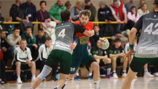Hier packt der Langelsheimer Jan Ermrich im Derby vor einer Woche noch kräftig gegen den Hornburger Nicolas Hischemöller zu. Im Spiel gegen Zweidorf/Bortfeld ist für ihn nach 7:56 Minuten durch eine Disqualifikation (ohne Bericht) Schluss.