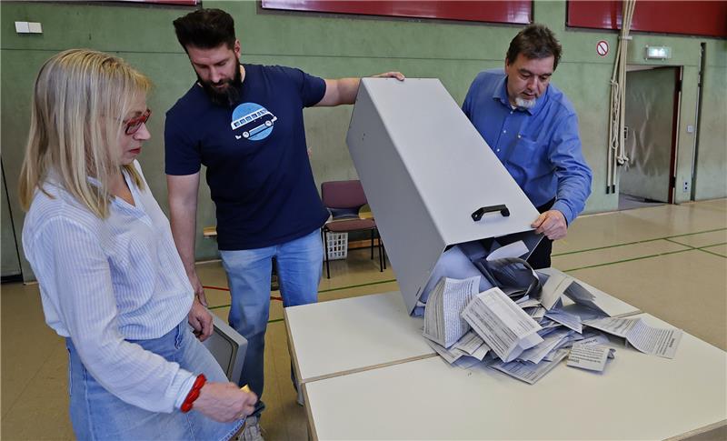 255 Stimmen mehr: Endergebnis des Goslarer Bürgerentscheids Hier passiert der Fehler nicht: In den Besucher-Wahllokalen läuft das Auszählen der Stimmzettel beim Stadthallen-Bürgerentscheid vergleichsweise flott. Foto: Epping