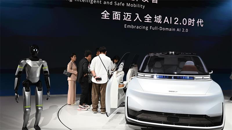 Hier präsentiert Geely ein Auto samt humanoidem Roboter auf einer Automesse in Peking. Nun wagt die Firma den Sprung nach Spanien, um dort Autos zu bauen. 