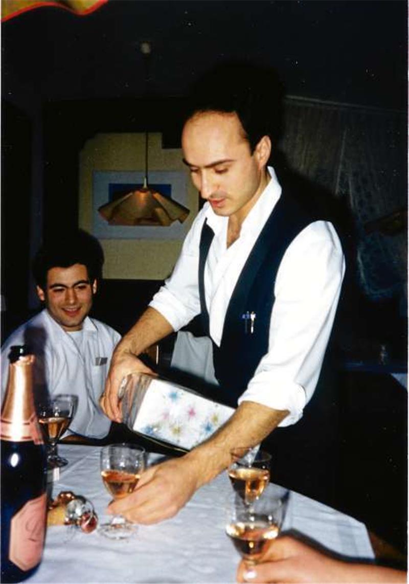 Hier schenkt der Chef persönlich ein: Wer hätte Mimmo Carrozzo wiedererkannt?