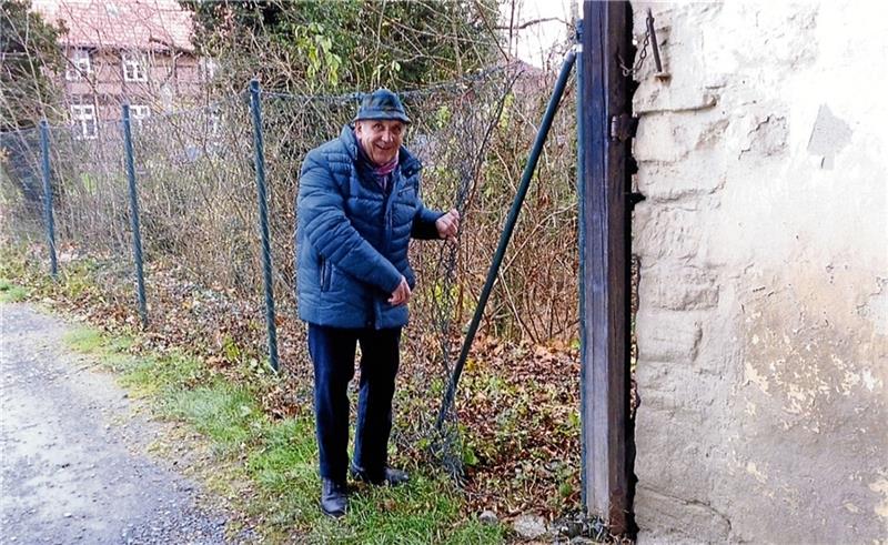 Hier sind wir damals durch: Hans-Jürgen Stanikowski steht schmunzelnd an der Stelle, wo er in den 1950er Jahren am Bubenstreich mit Christbaum beteiligt war.  Foto: Privat