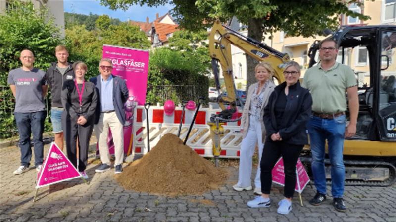 Glasfaserausbau: Im Süden Goslars gibt es bald schnelleres Internet Hier sollen die nächsten Leitungen verlegt werden: Oberbürgermeisterin Urte Schwerdtner (5. v.l.) gemeinsam mit Vertretern der Stadt und der Telekom an einer Glasfaser-Baustelle am Claustorwall.