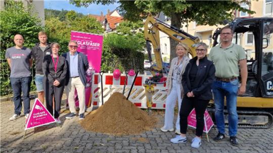 Hier sollen die nächsten Leitungen verlegt werden: Oberbürgermeisterin Urte Schwerdtner (5. v.l.) gemeinsam mit Vertretern der Stadt und der Telekom an einer Glasfaser-Baustelle am Claustorwall.