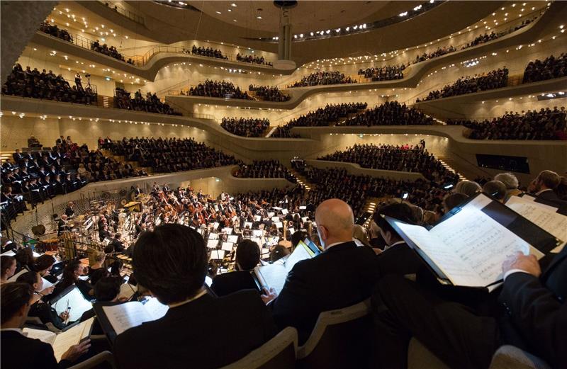 Hamburgs Staatsorchester spielt Debüt in Carnegie Hall Hier spielt das Philharmonische Staatsorchester Hamburg noch im Großen Saal der Elbphilharmonie - bald wird es New York sein.