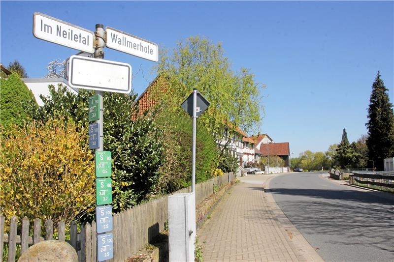 Hier verlief früher die Grenze zwischen dem Herzogtum Braunschweig und dem Königreich Hannover. Auch heute noch erinnert der Straßenname an Wallmerhole, was eigentlich zu Sehlde gehörte.